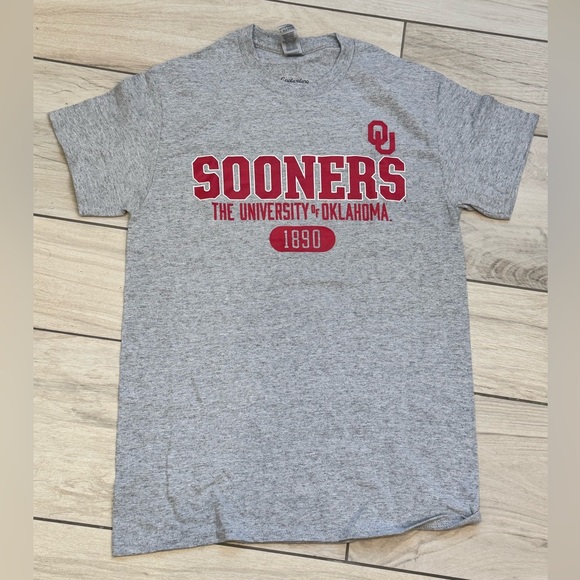 NWOT! CAPTIVATING Gray Oklahoma Sooners T-Shirt - Picture 1 of 5